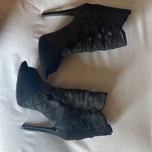 Lace Heels 4in (est) zipper closure in back